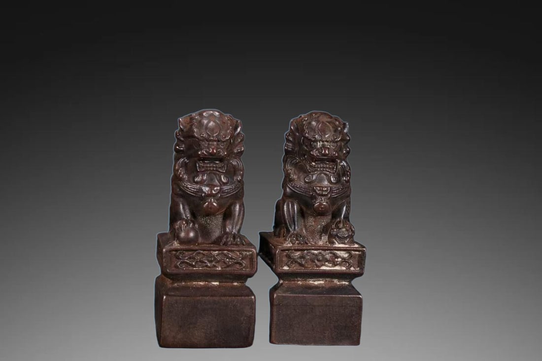 A pair of Exquisite Purple Sands Lion Ornament: A pair of Exquisite Purple Sands Lion Ornament,Qing Dynasty, China,With Mark,Size:1.4inx1.4inx3.5in