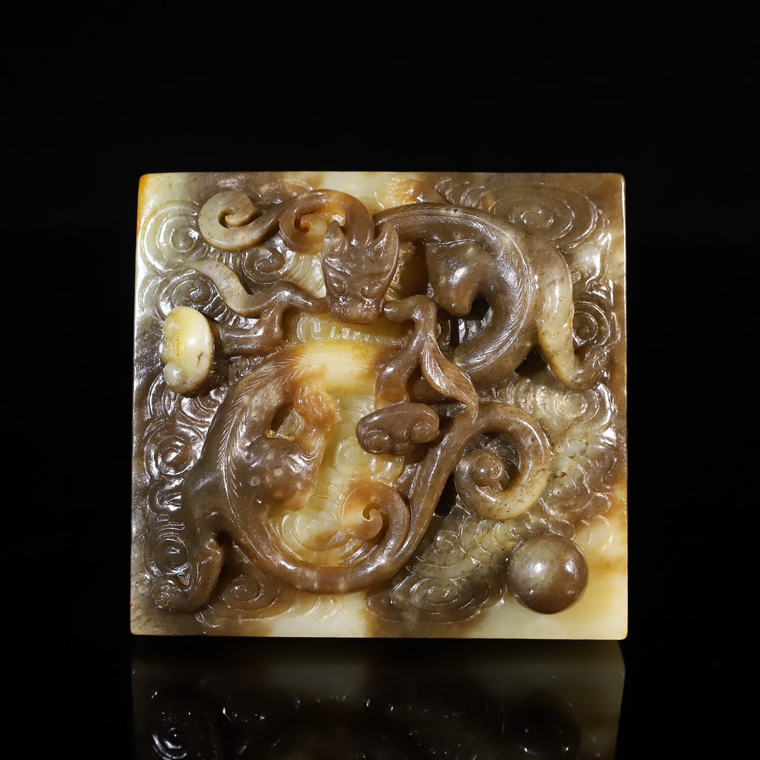 An Exquisite Hotan Jade Dragon Seal: An Exquisite Hotan Jade Dragon Seal,Qing Dynasty, China,Size:3.9inx3.7inx1.2in,Weight:464.4g 和田玉龙印章,中国清代