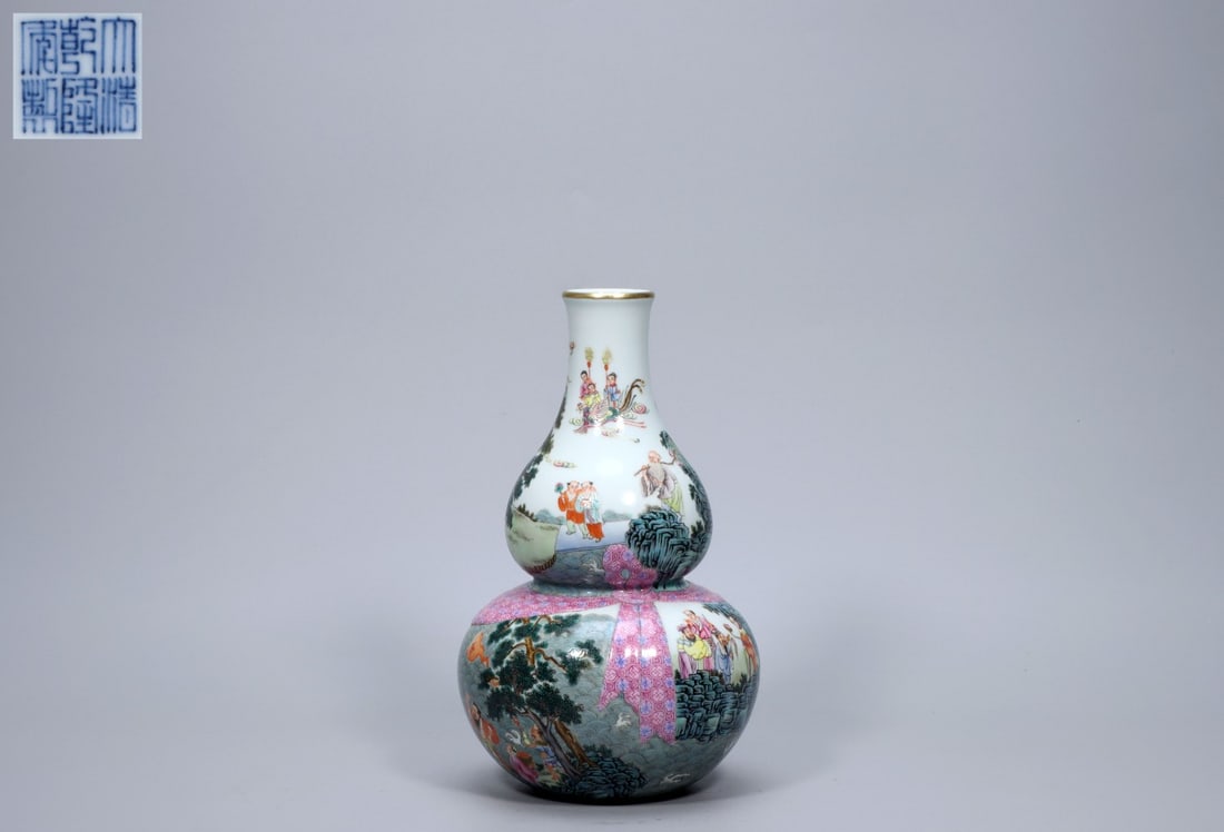 An Exquisite Famille-Rose Figures Pattern Gourd Vase: An Exquisite Famille-Rose Figures Pattern Gourd Vase,Qing Dynasty, China,Qianlong Six-character Mark,Size:9.4inx5.7inx1.7in ,Weight:950g 粉彩人物纹葫芦瓶
