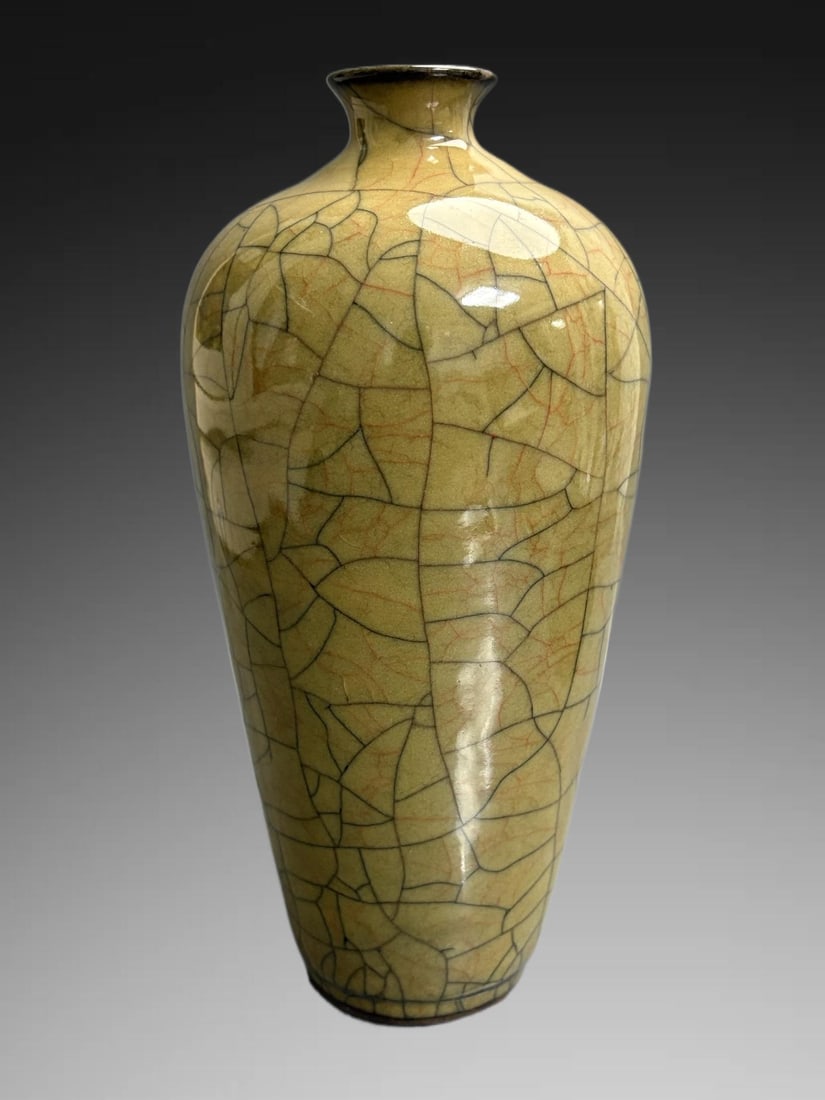 An Exquisite Ge yao Yellow Glazed Ice Crackle Pattern Vase: An Exquisite Ge yao Yellow Glazed Ice Crackle Pattern Vase,Song Dynasty, China,Size:10.3in×5.1in 哥窑黄釉冰片纹梅瓶,中国宋&