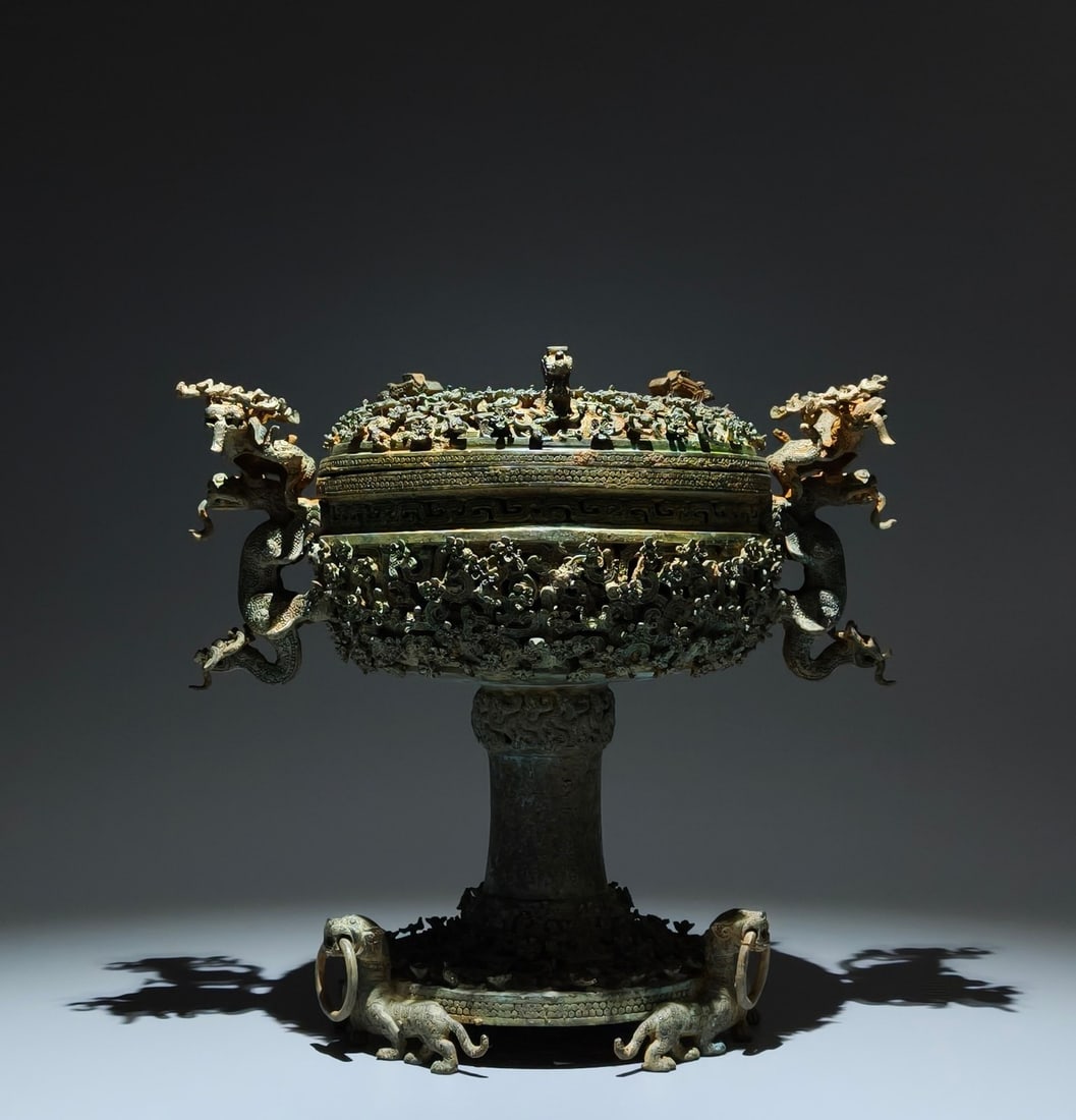 An Exquisite Bronze Dragon Pattern Beast-legs Jar: An Exquisite Bronze Dragon Pattern Beast-legs Jar,Han Dynasty, China,Size:11.4inx12.2inx7.9in 青铜龙纹兽足罐,中国汉代