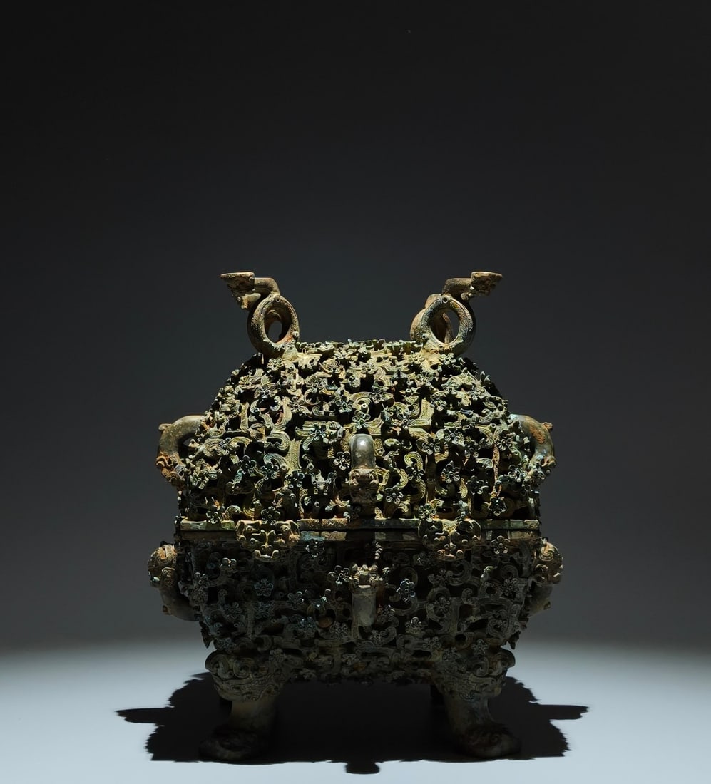 An Exquisite Bronze Dragon Pattern Plum Flower Jar: An Exquisite Bronze Dragon Pattern Plum Flower Jar,Han Dynasty, China,Size:10.6inx9.8inx7.9in 青铜龙纹梅花罐,中国汉代