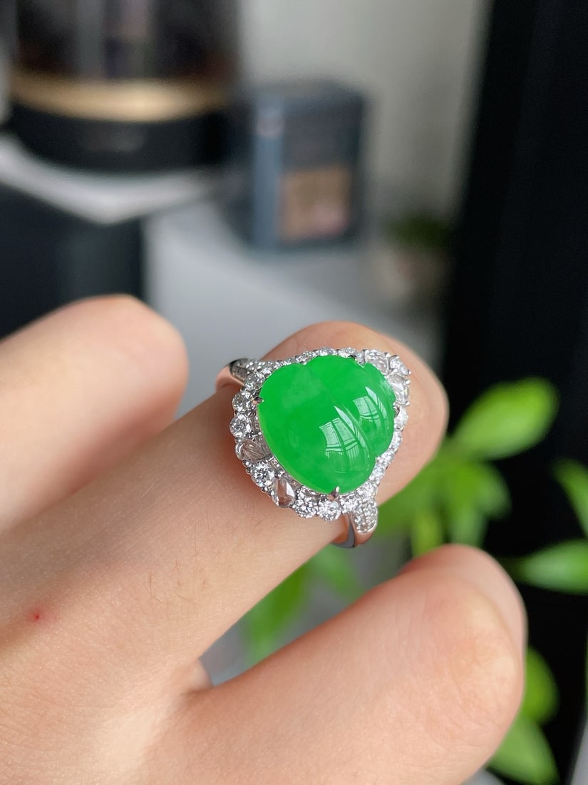 An Exquisite Diamond Inlaid Jadeite Gourd Ring: An Exquisite Diamond Inlaid Jadeite Gourd Ring,Size:0.4inx0.4inx0.2in 钻石镶冰种阳绿葫芦戒指