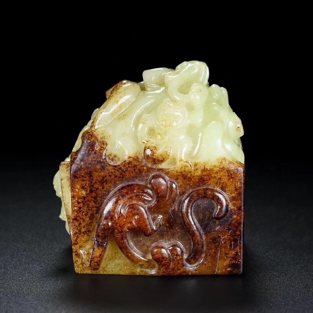An Exquisite Hotan Jade Dragon Seal: An Exquisite Hotan Jade Dragon Seal,Han Dynasty, China,Size:2.6inx2.1inx2.8in,Weight:474.4g 和田玉龙印章,中国汉代