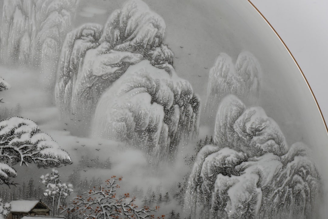 An Exquisite Enamel Landscape Pattern Plate - 4