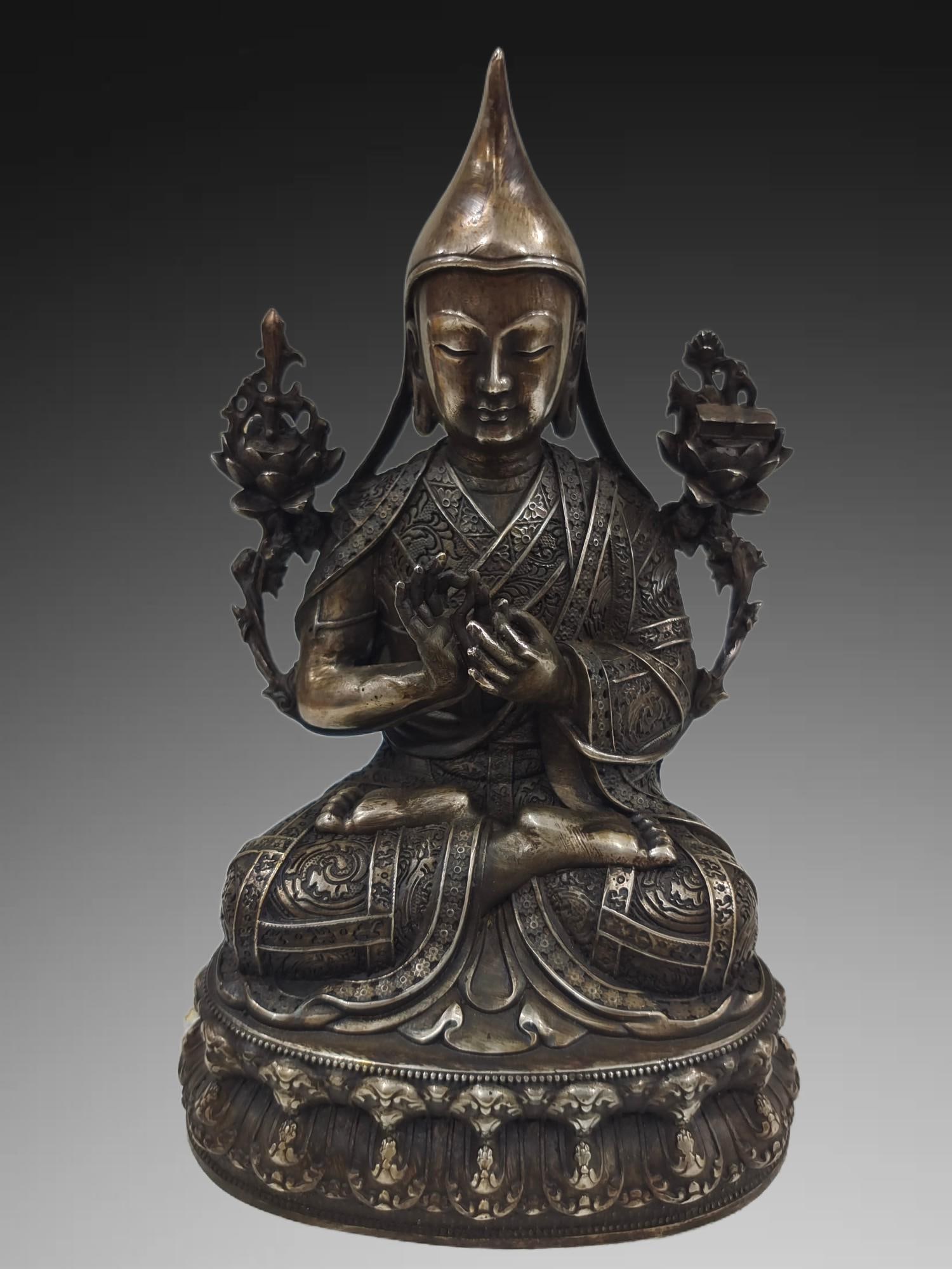 An Exquisite Silver Gilded Copper Buddha statue Ornament: An Exquisite Silver Gilded Copper Buddha statue Ornament,Qing Dynasty, China,Size:8.3in,Weight:901g 铜鎏银佛像摆件,中国清代