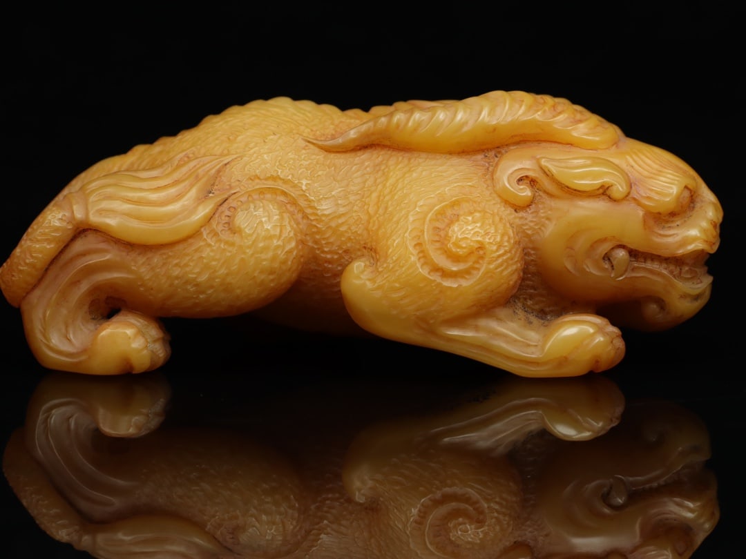 An Exquisite Tianhuang Stone Auspicious Beast Ornament: An Exquisite Tianhuang Stone Auspicious Beast Ornament,Qing Dynasty, China,With Mark,Size:1.6inx4.3inx2in,Weight:243g 田黄石瑞兽摆件,中国清&