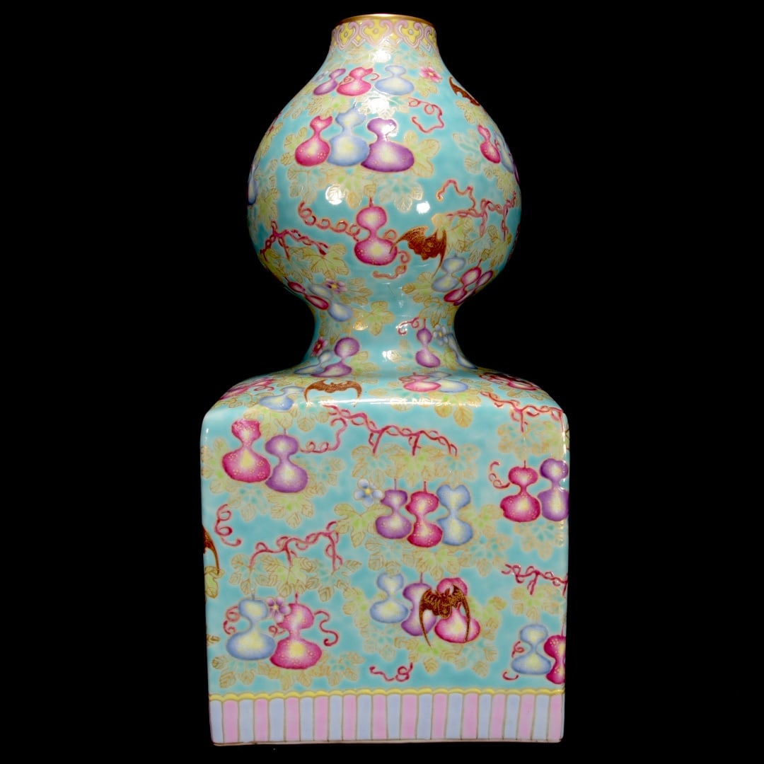 An Exquisite Enamel Painted Gold Bat and Gourd Pattern Vase: An Exquisite Enamel Painted Gold Bat and Gourd Pattern Vase,Qing Dynasty, China,Qianlong Six-character Mark,Size:13.8inx6.7inx6.7in 珐琅彩描金蝙蝠葫!