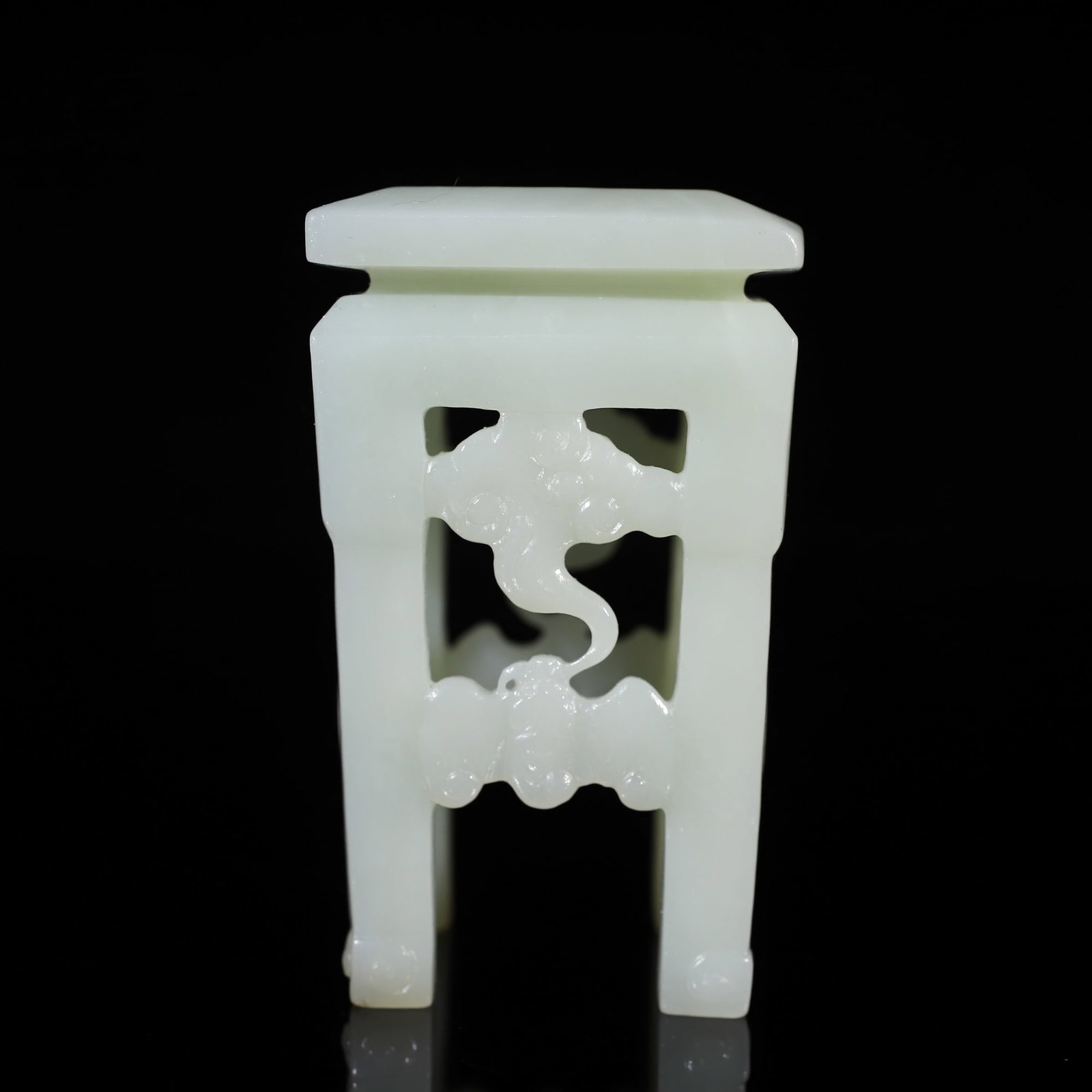 An Exquisite Hotan Jade Flower Stand: An Exquisite Hotan Jade Flower Stand,Qing Dynasty, China,Size:1.9inx1.8inx3.3in,Weight:216.7g 和田玉花架,中国清代