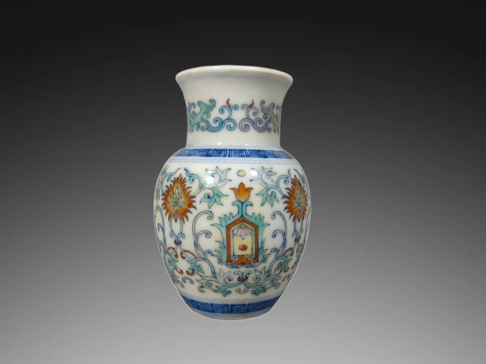 An Exquisite Doucai Lotus Pattern Vase - 2