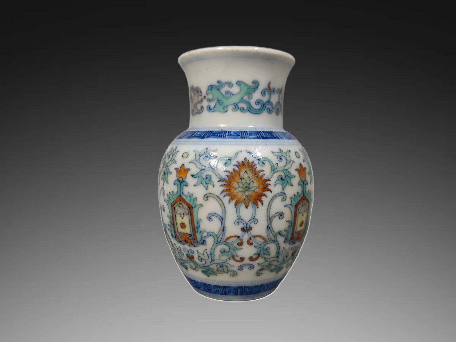 An Exquisite Doucai Lotus Pattern Vase - 3