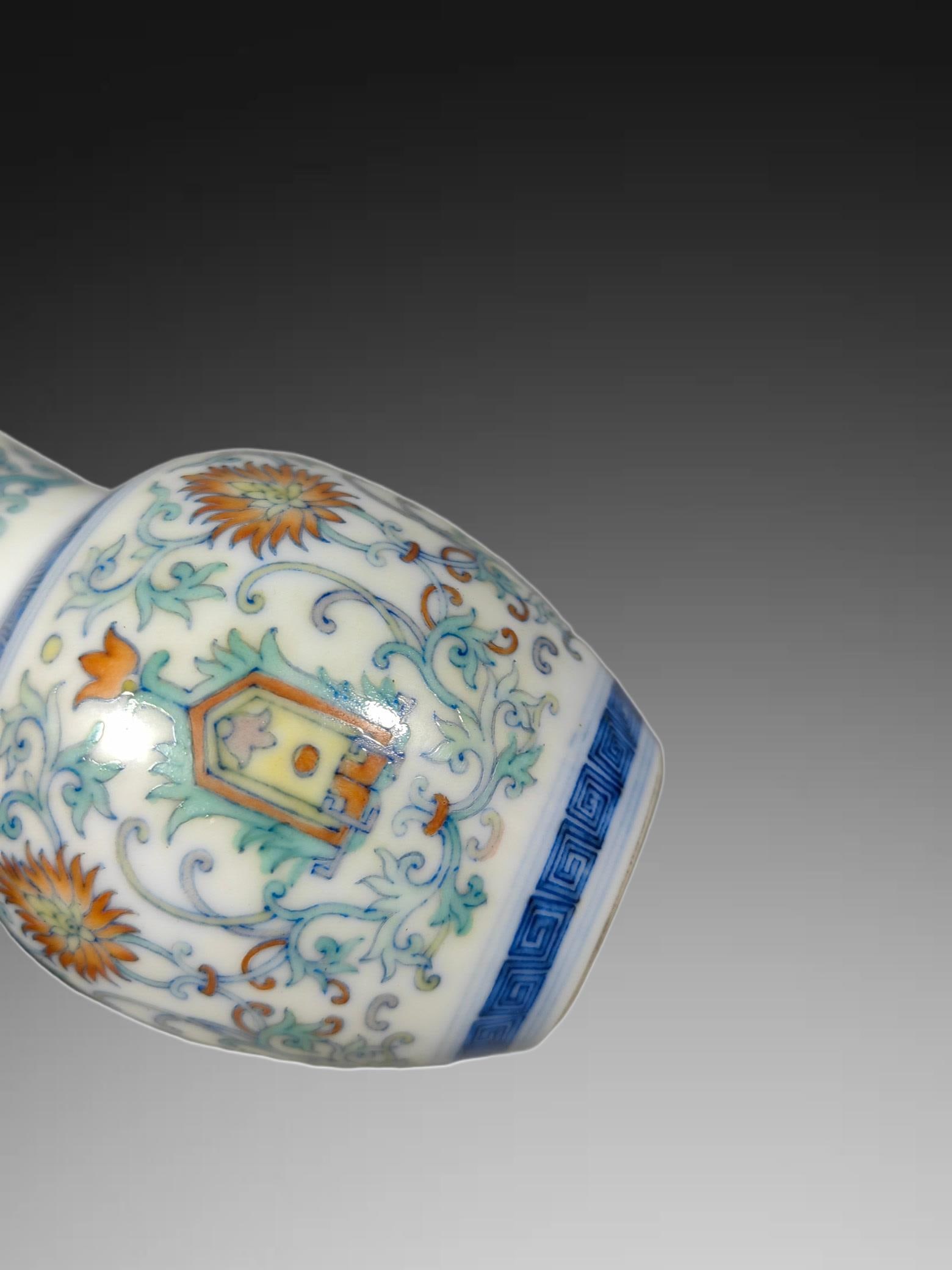An Exquisite Doucai Lotus Pattern Vase - 6