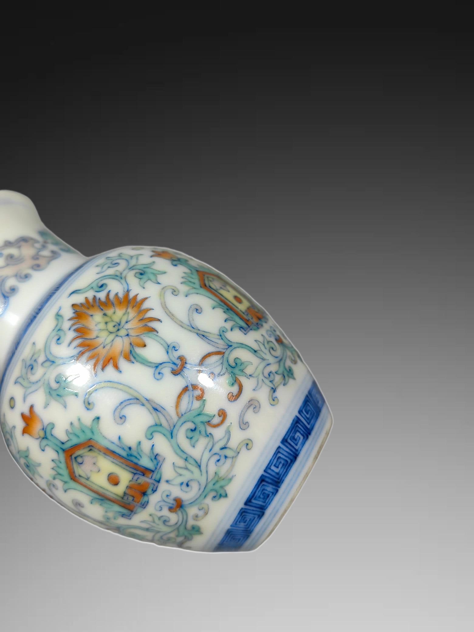 An Exquisite Doucai Lotus Pattern Vase - 7