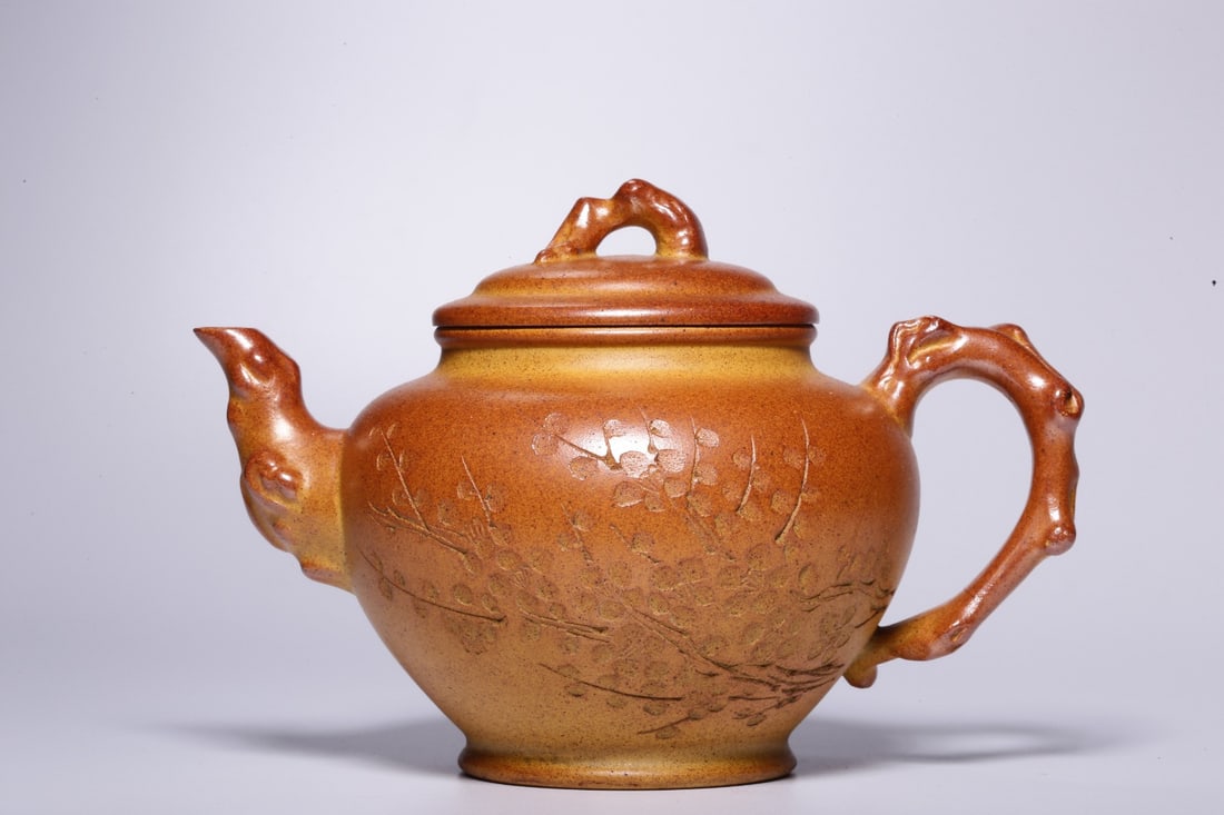 An Exquisite Purple Sands Poem Teapot: An Exquisite Purple Sands Poem Teapot,Modern Time of China,With Mark,Size:3.7inx3.5inx5.3in,Weight:208g 紫砂诗文茶壶,近现代,带款