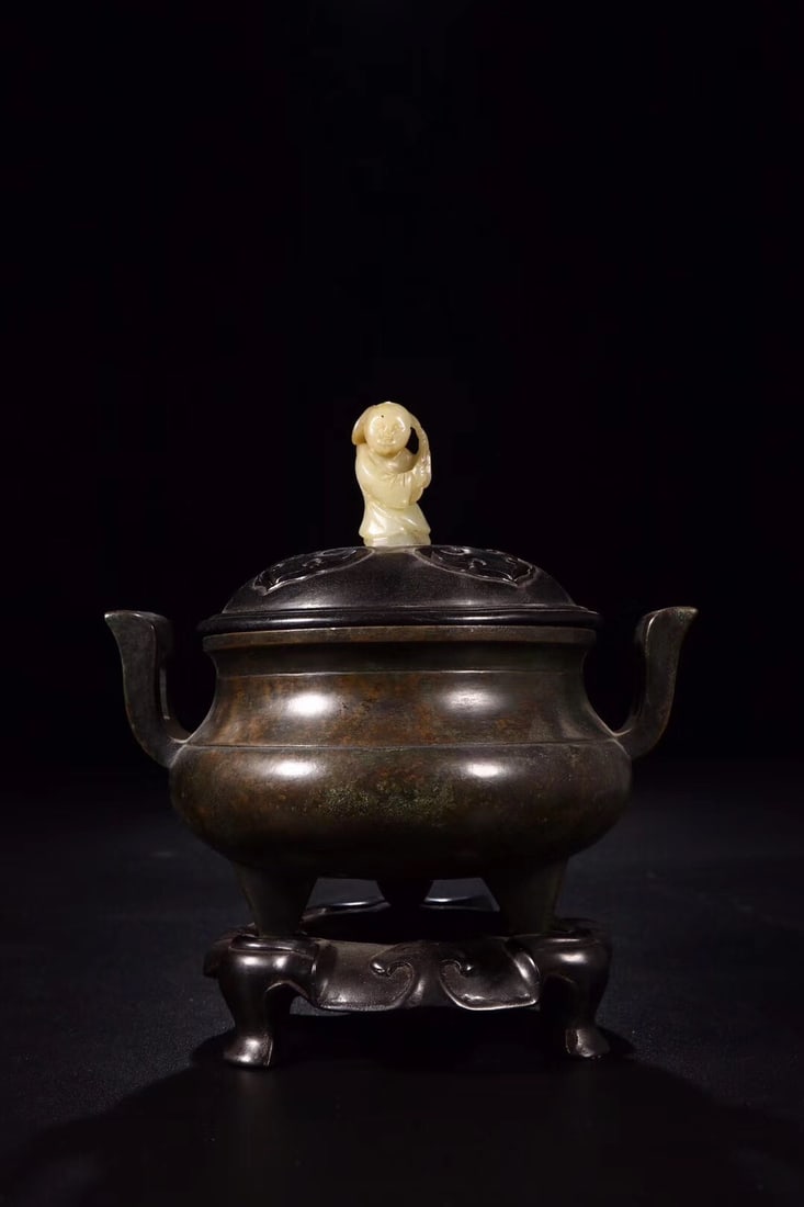 An Exquisite Coppery Double Ears Censer: An Exquisite Coppery Double Ears Censer,Ming Dynasty, China,With Mark,Size:8.3inx7.7in ,Weight:2166.9g 铜造双耳炉,中国明代,带款