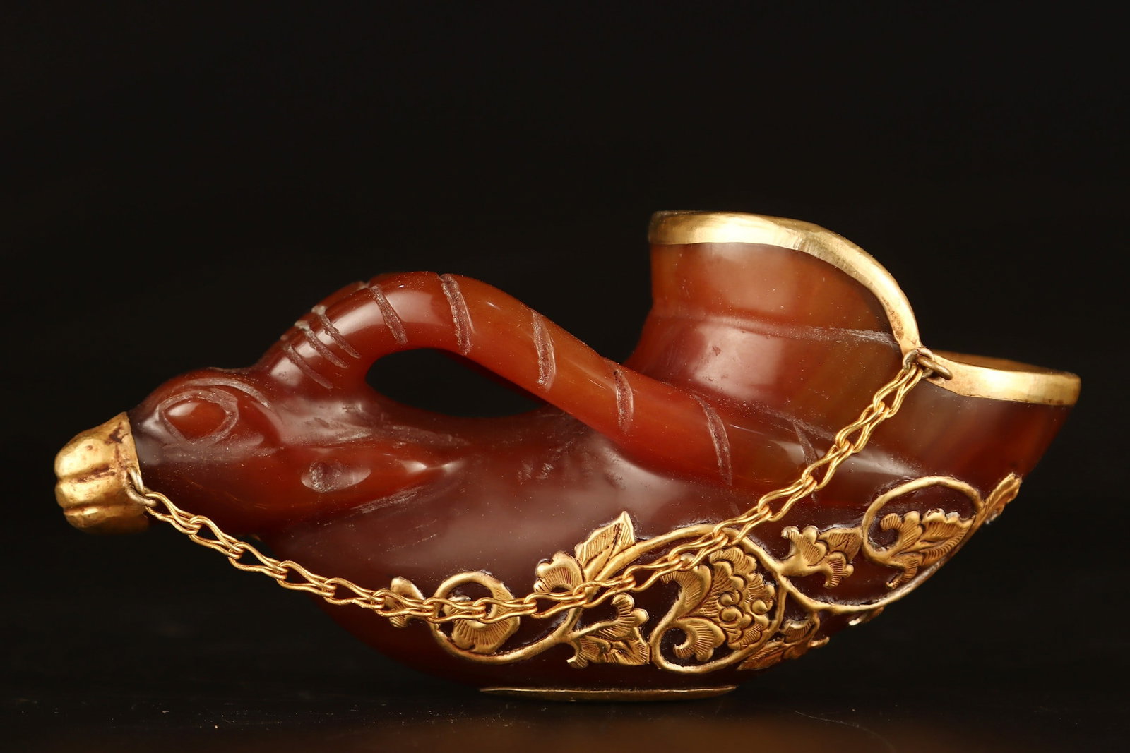 An Exquisite Agate Wrap Gold Buffalo Horn Goblet: An Exquisite Agate Wrap Gold Buffalo Horn Goblet,Han Dynasty,China,Size:5.3inx2.5in,Weight:219g 玛瑙包金牛角杯,中国汉代