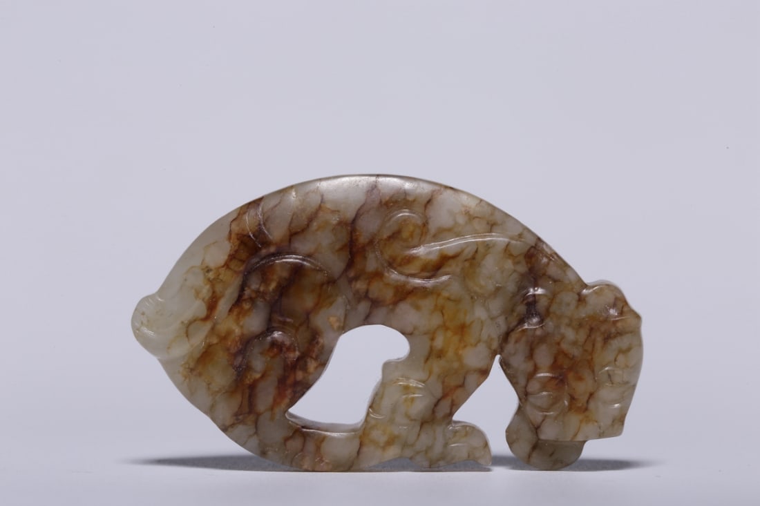 An Exquisite Hotan Jade Tiger Ornament: An Exquisite Hotan Jade Tiger Ornament,Han Dynasty, China,Size:1.8inx1.1in,Weight:15.6g 和田玉虎摆件,中国汉代