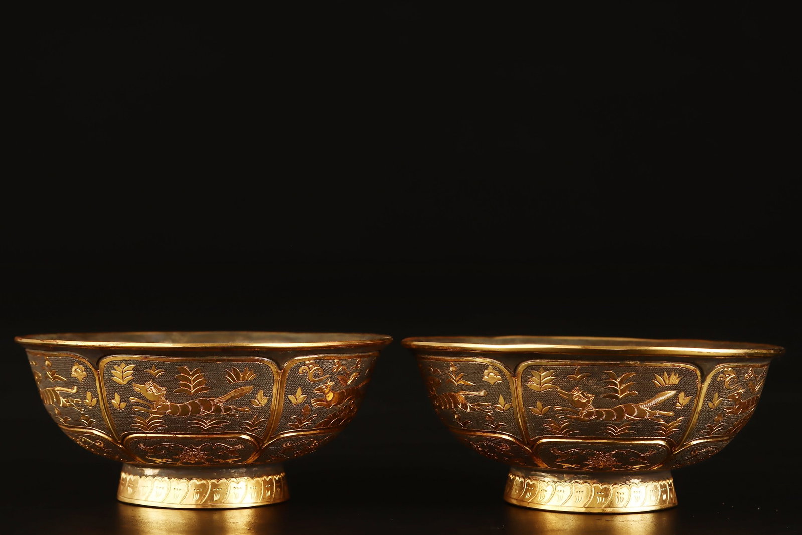 A pair of Exquisite Gilt Bronze Dog Pattern Bowl: A pair of Exquisite Gilt Bronze Dog Pattern Bowl,Tang Dynasty,China,Size:5.3inx2.4in,Weight:936g（Pair） 一对铜鎏金犬纹碗,中国&#