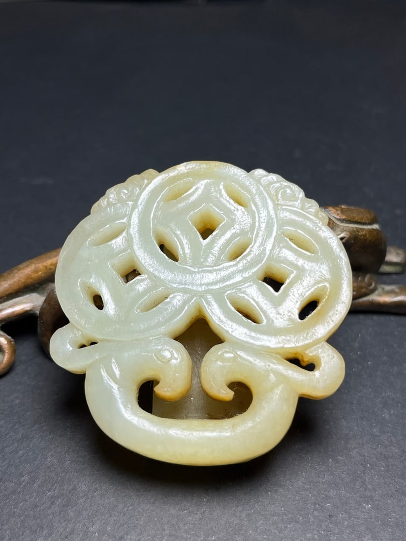 An Exquisite Hotan Jade Coin Hook: An Exquisite Hotan Jade Coin Hook,Qing Dynasty, China,Size:2.2inx0.8inx2.2in,Weight:69g 和田玉铜钱皮带扣,中国清代