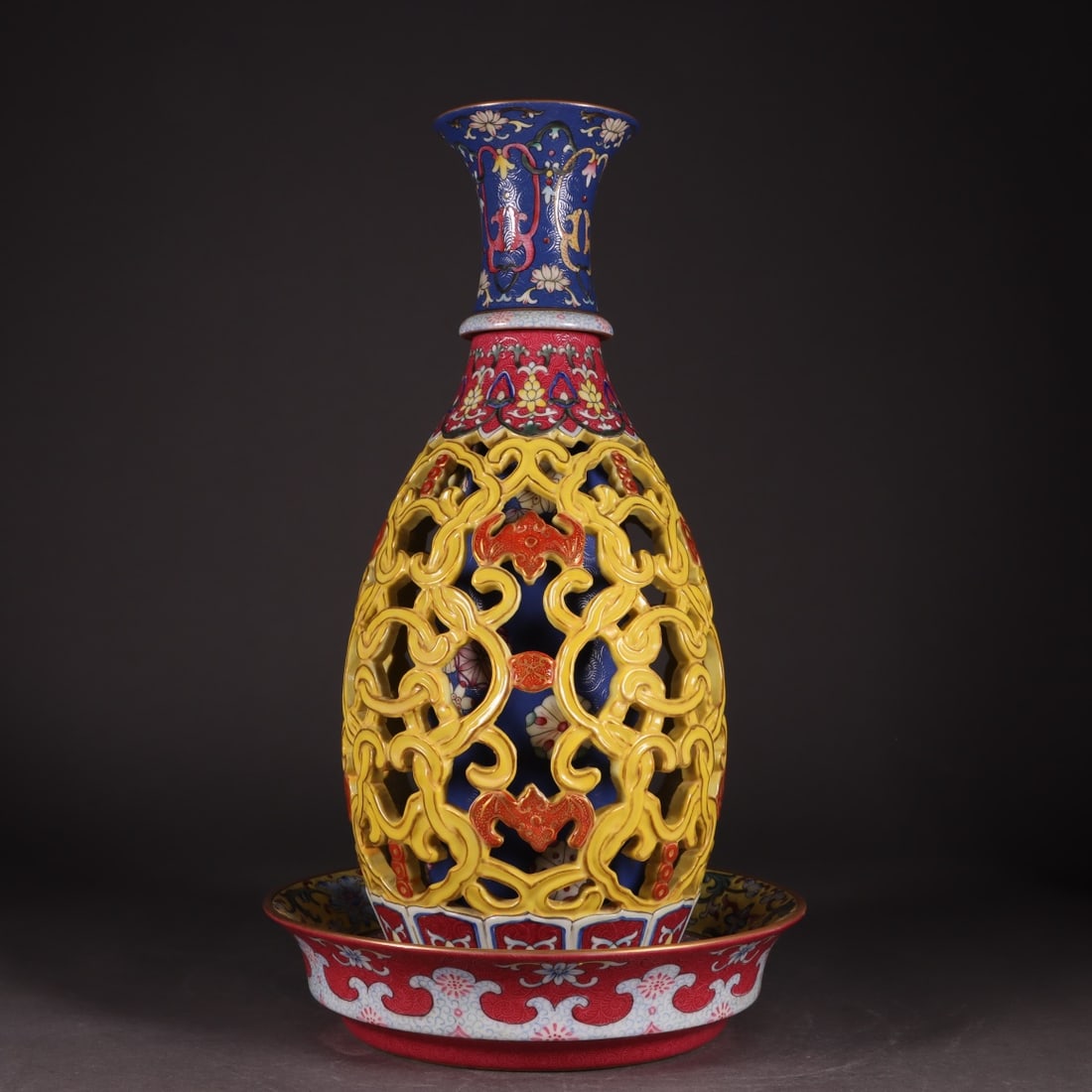 An Exquisite Enamel Painted Gold Lotus Pattern Vase: An Exquisite Enamel Painted Gold Lotus Pattern Vase,Qing Dynasty, China,Qianlong Four-character Mark,Size:11.6inx2.7inx4.9in 珐琅彩描金缠枝莲纹
