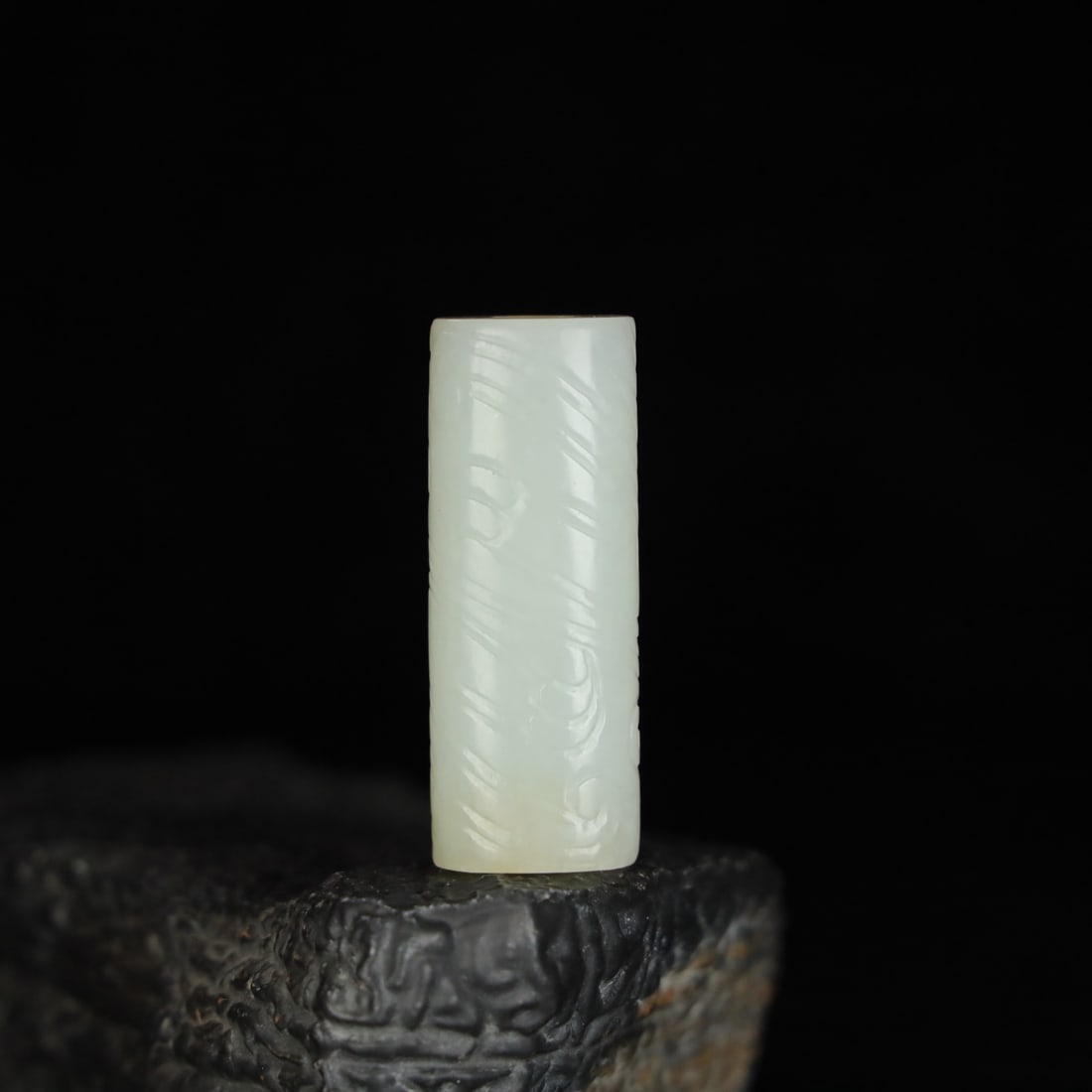 An Exquisite Hotan Jade Ornament: An Exquisite Hotan Jade Ornament,Qing Dynasty, China,Size:2.1inx0.8inx0.6in,Weight:34.2g 和田玉饰品,中国清代