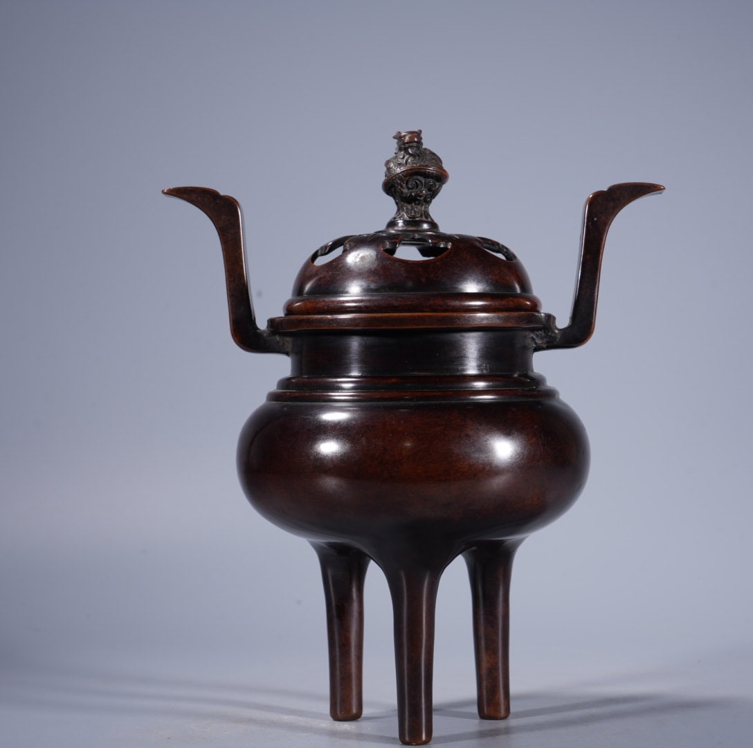 An Exquisite Bronze Double-Ears Censer: An Exquisite Bronze Double-Ears Censer,Ming Dynasty, China,With Mark,Size:7.7inx3.7in ,Weight:1945g 紫铜双耳炉,中国明代,带款