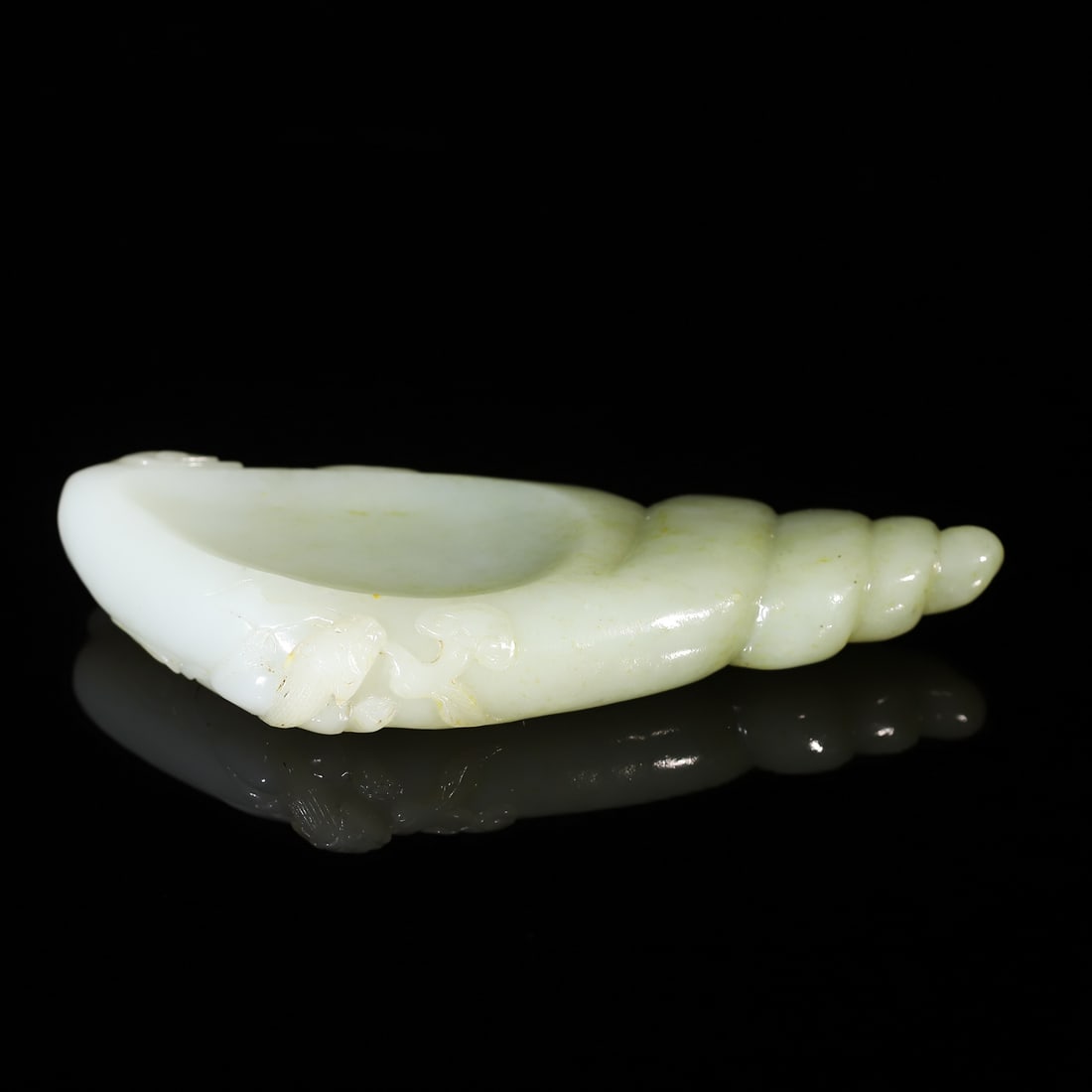 An Exquisite Hotan Jade Inkstone: An Exquisite Hotan Jade Inkstone,Qing Dynasty, China,Size:6inx2.4inx0.9in,Weight:308g 和田玉砚台,中国清代