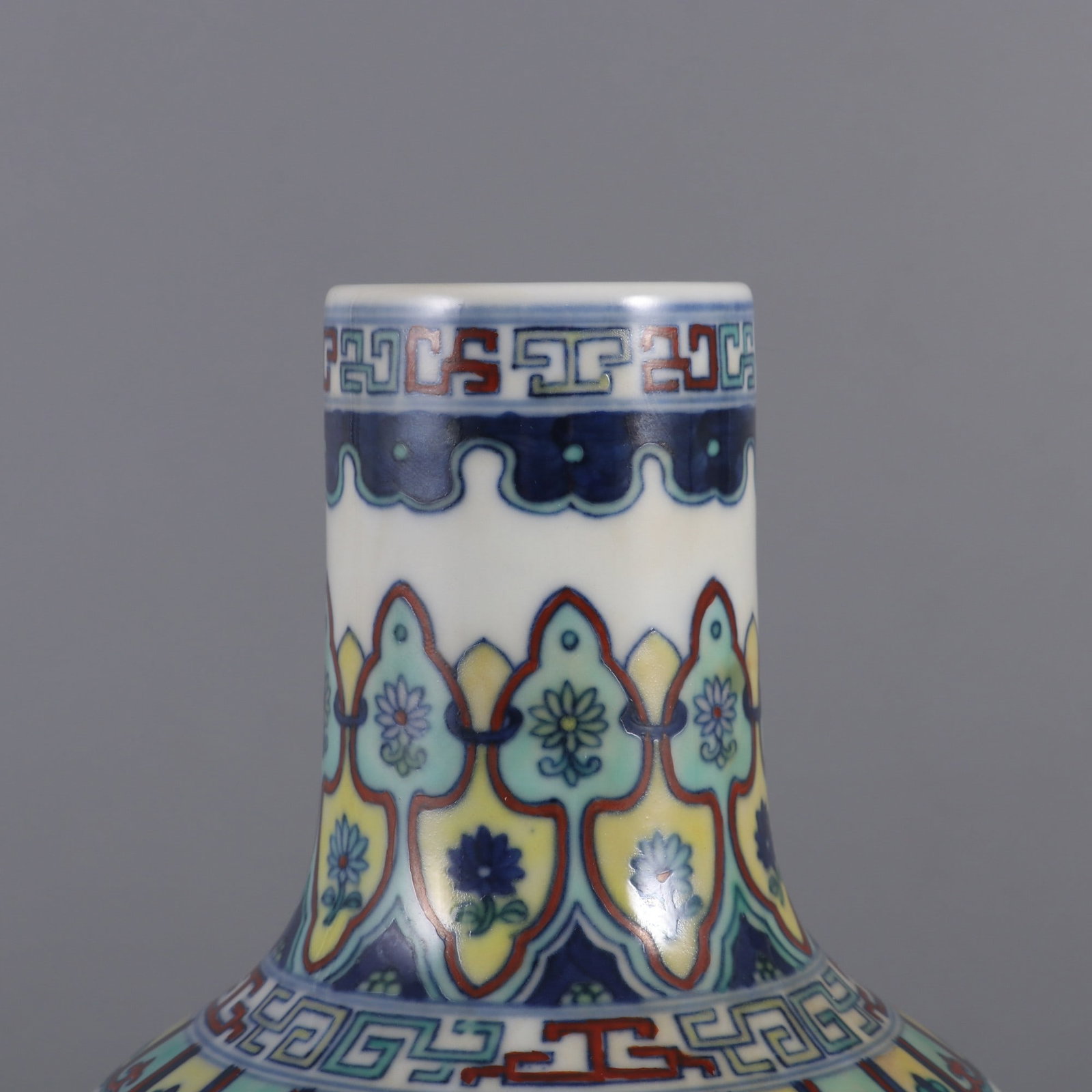 An Exquisite Doucai Lotus Pattern Vase - 3