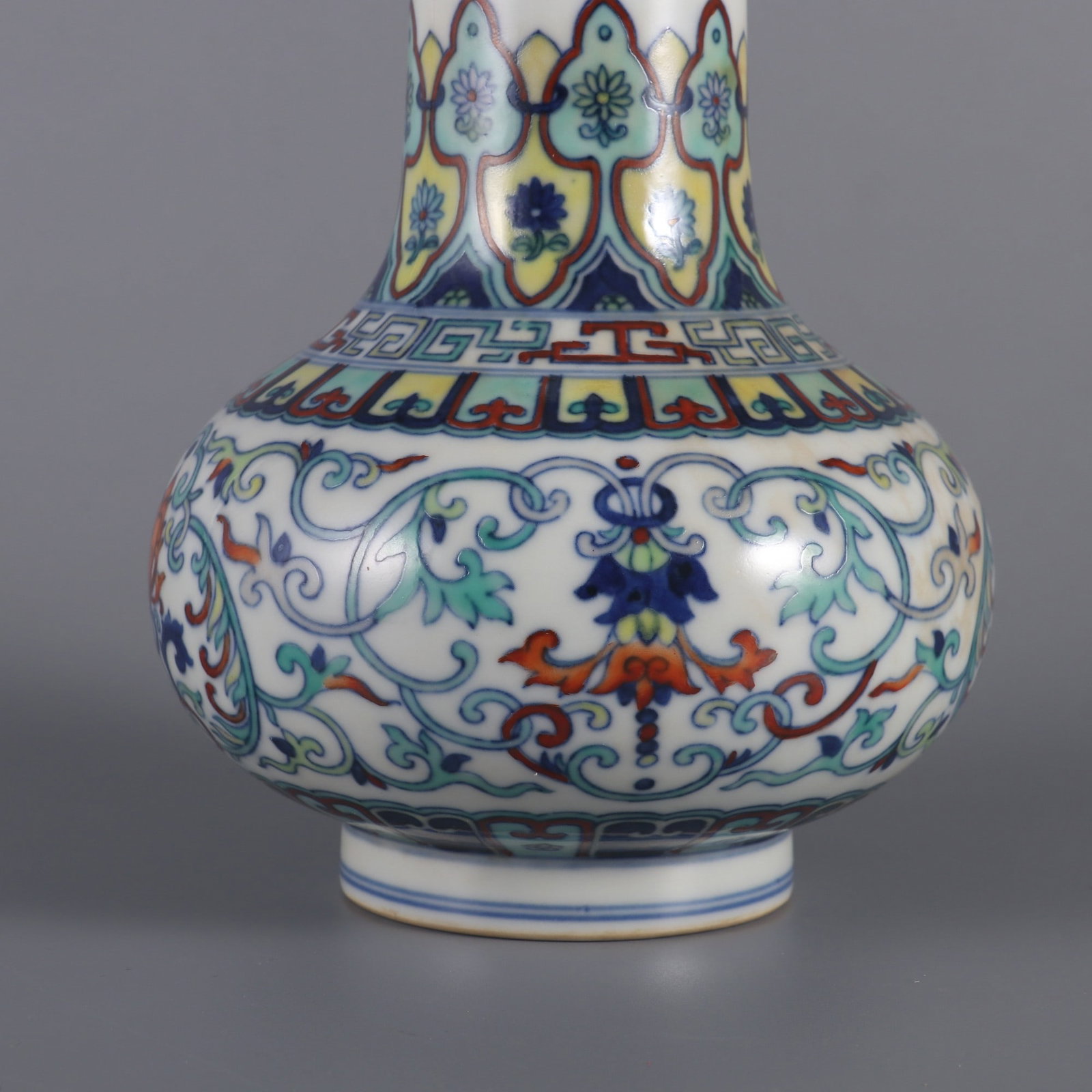 An Exquisite Doucai Lotus Pattern Vase - 4