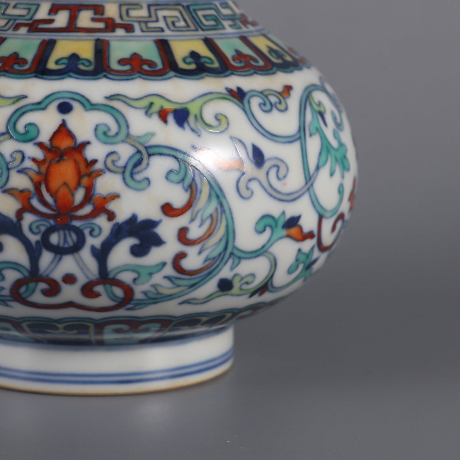 An Exquisite Doucai Lotus Pattern Vase - 5