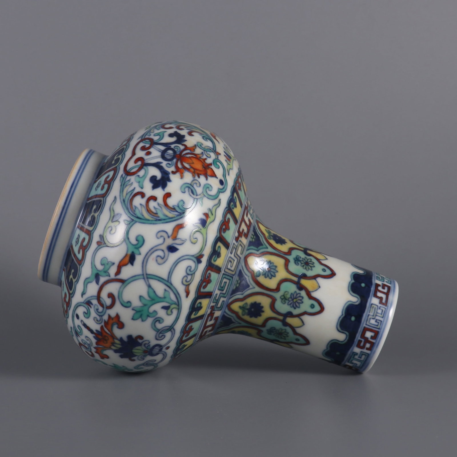 An Exquisite Doucai Lotus Pattern Vase - 6
