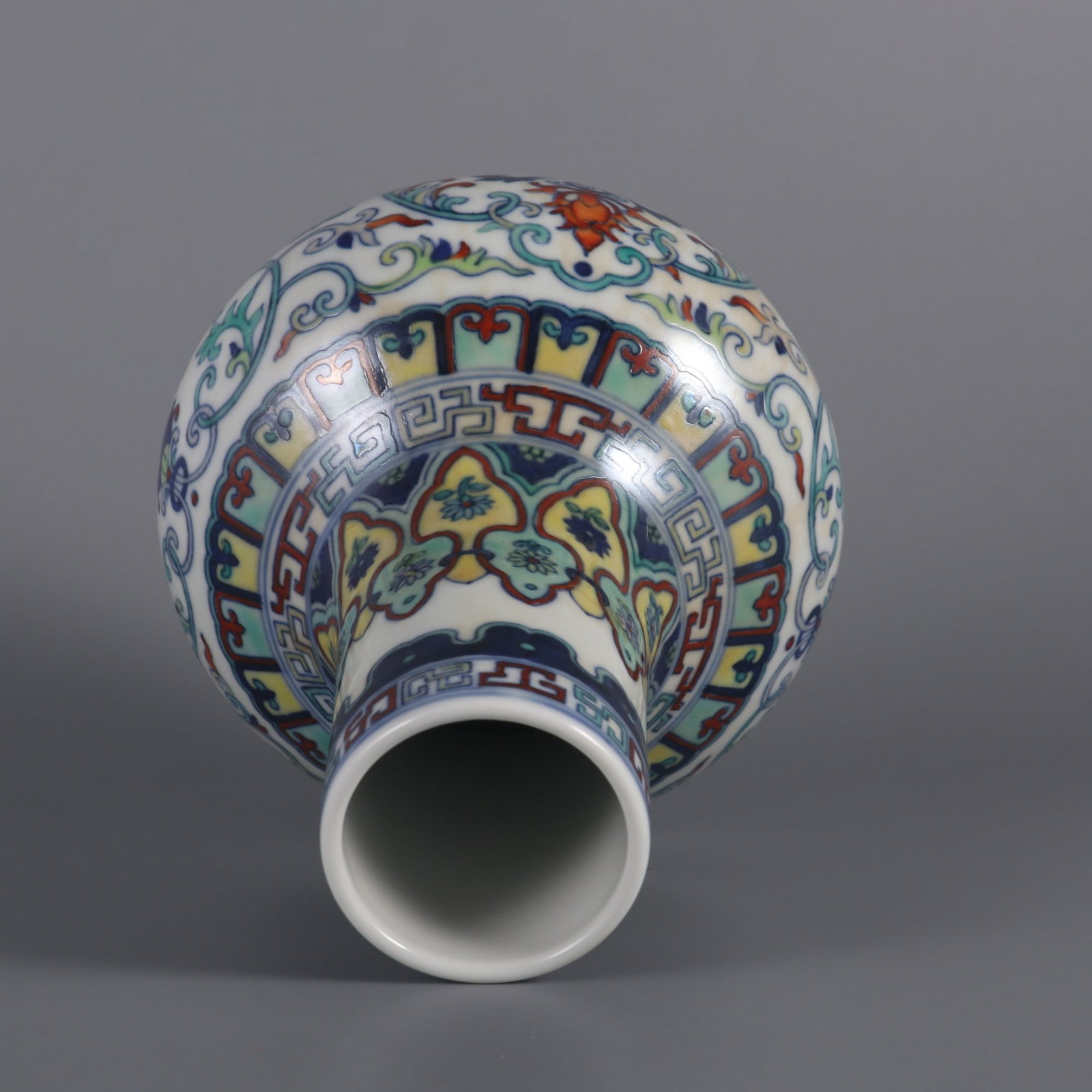 An Exquisite Doucai Lotus Pattern Vase - 7