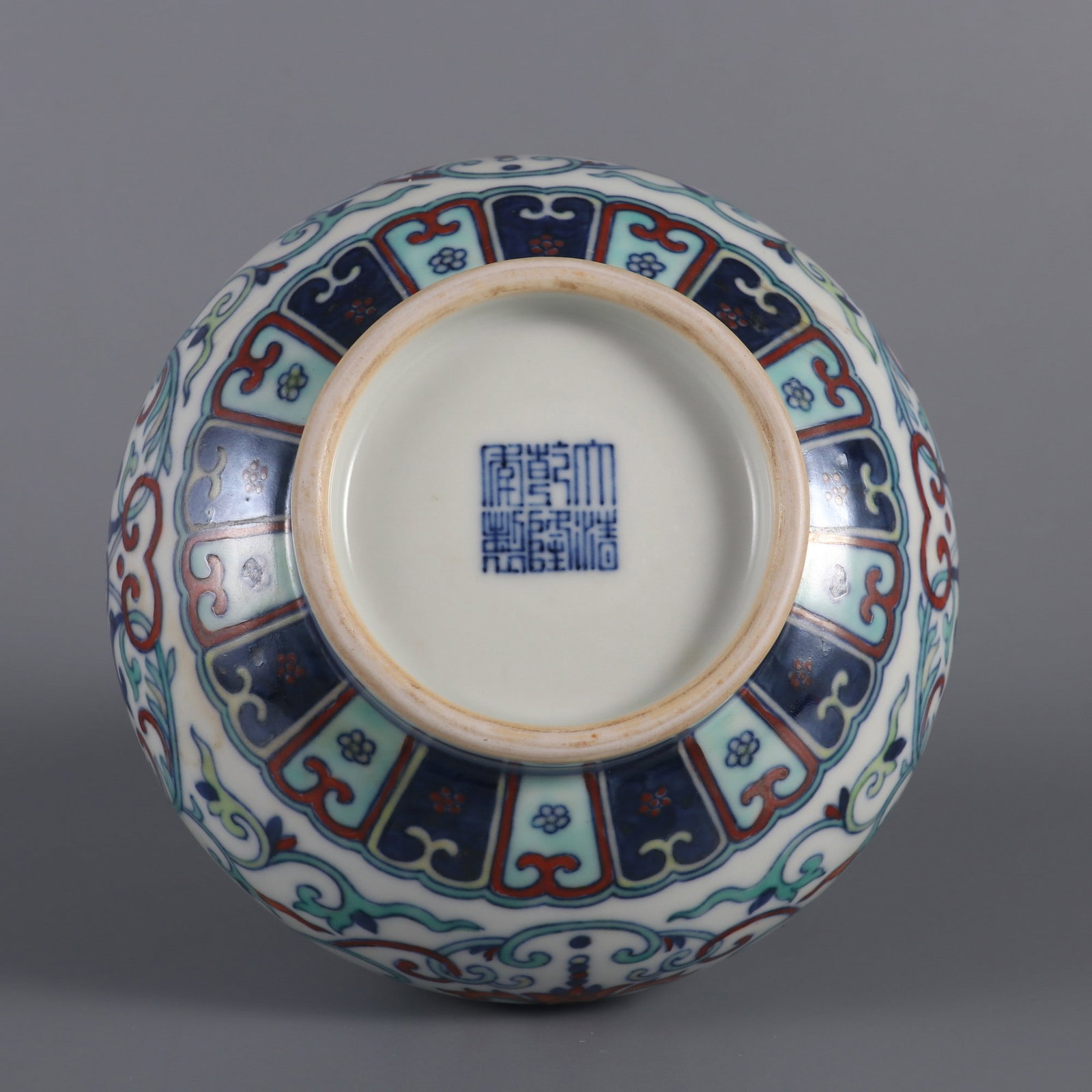 An Exquisite Doucai Lotus Pattern Vase - 8