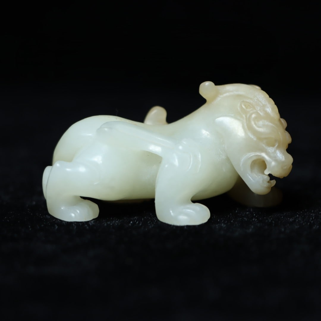 An Exquisite Hotan Jade Auspicious Beast Ornament: An Exquisite Hotan Jade Auspicious Beast Ornament,Qing Dynasty, China,Size:2.4inx1.2inx1.4in,Weight:64.6g 和田玉瑞兽摆件,中国清代