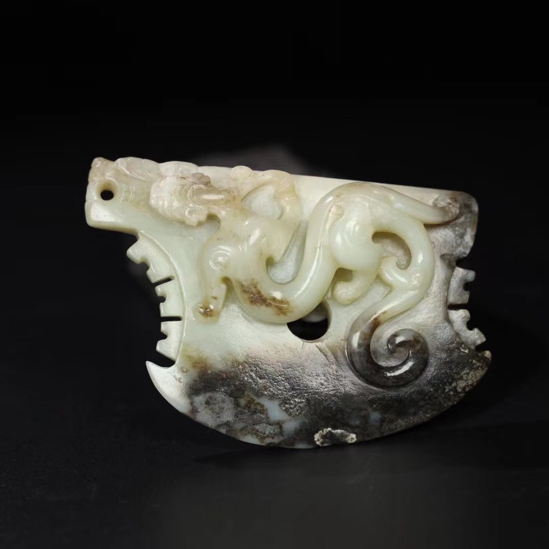 An Exquisite Hotan Jade Dragon Hatchet: An Exquisite Hotan Jade Dragon Hatchet,Qing Dynasty, China,Size:3.7inx2.4inx0.9in,Weight:118.8g 和田玉龙斧,中国清代
