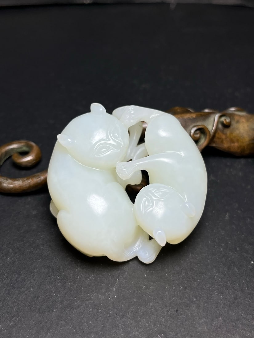An Exquisite Hotan Jade Tiger Handheld Carving: An Exquisite Hotan Jade Tiger Handheld Carving,Qing Dynasty, China,Size:1.9inx0.7inx2in,Weight:66g 和田玉虎手把件,中国清代