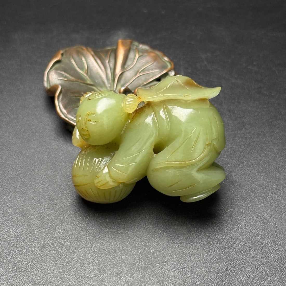 An Exquisite Hotan Jade Figures Ornament: An Exquisite Hotan Jade Figures Ornament,Qing Dynasty, China,Size:1.9inx1inx1.5in,Weight:71g 和田玉人物摆件,中国清代