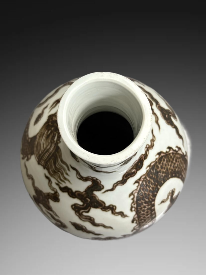 An Exquisite Underglaze-Red Dragon Pattern Vase - 4
