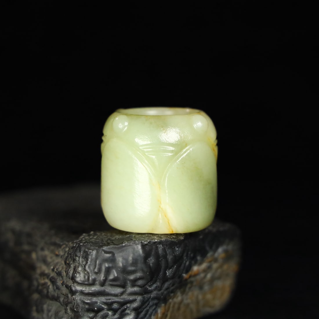 An Exquisite Hotan Jade Cicada Thumb Ring: An Exquisite Hotan Jade Cicada Thumb Ring,Qing Dynasty, China,Size:1.4inx1.4in,Weight:52.7g 和田玉蝉扳指,中国清代