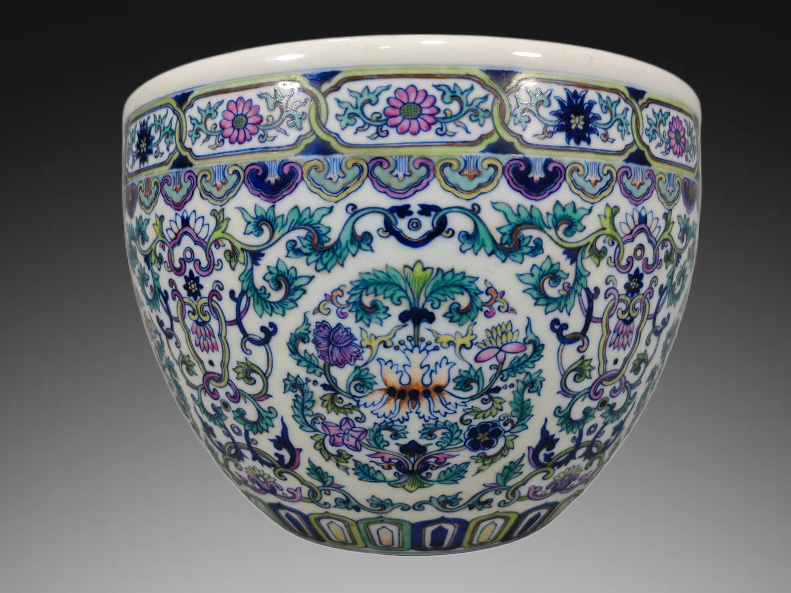 An Exquisite Doucai Lotus Pattern Vat - 2