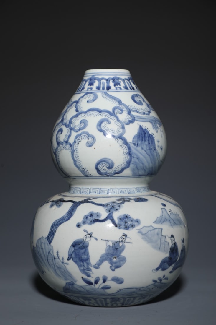 An Exquisite Blue and White Figures Pattern Gourd Vase: An Exquisite Blue and White Figures Pattern Gourd Vase,Ming Dynasty, China,Size:11.4inx7.1in 青花人物纹葫芦瓶,中国明代