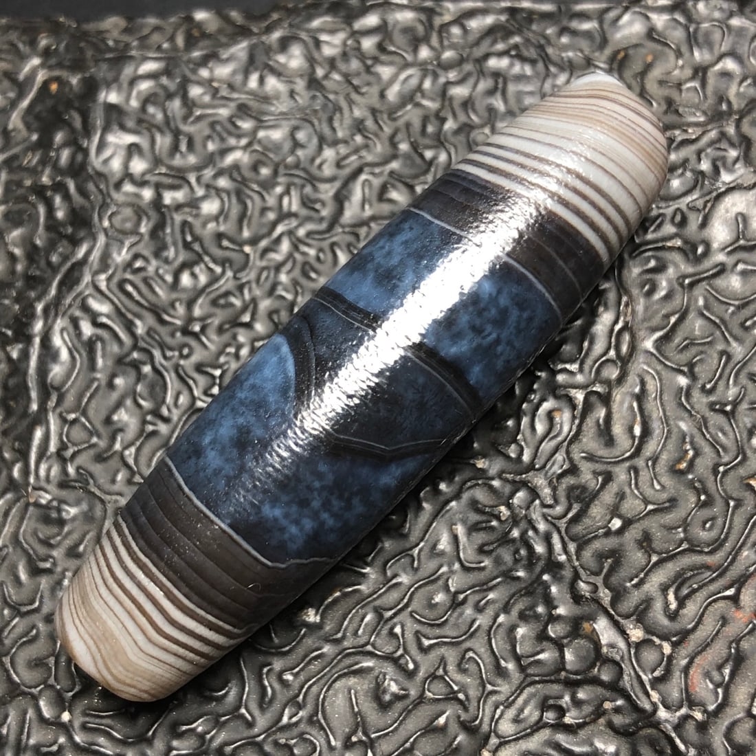 An Exquisite Agate Dzi bead: An Exquisite Agate Dzi bead,Qing Dynasty, China,Size:2.2inx0.6in,Weight:18.4g 玛瑙天珠,中国清代