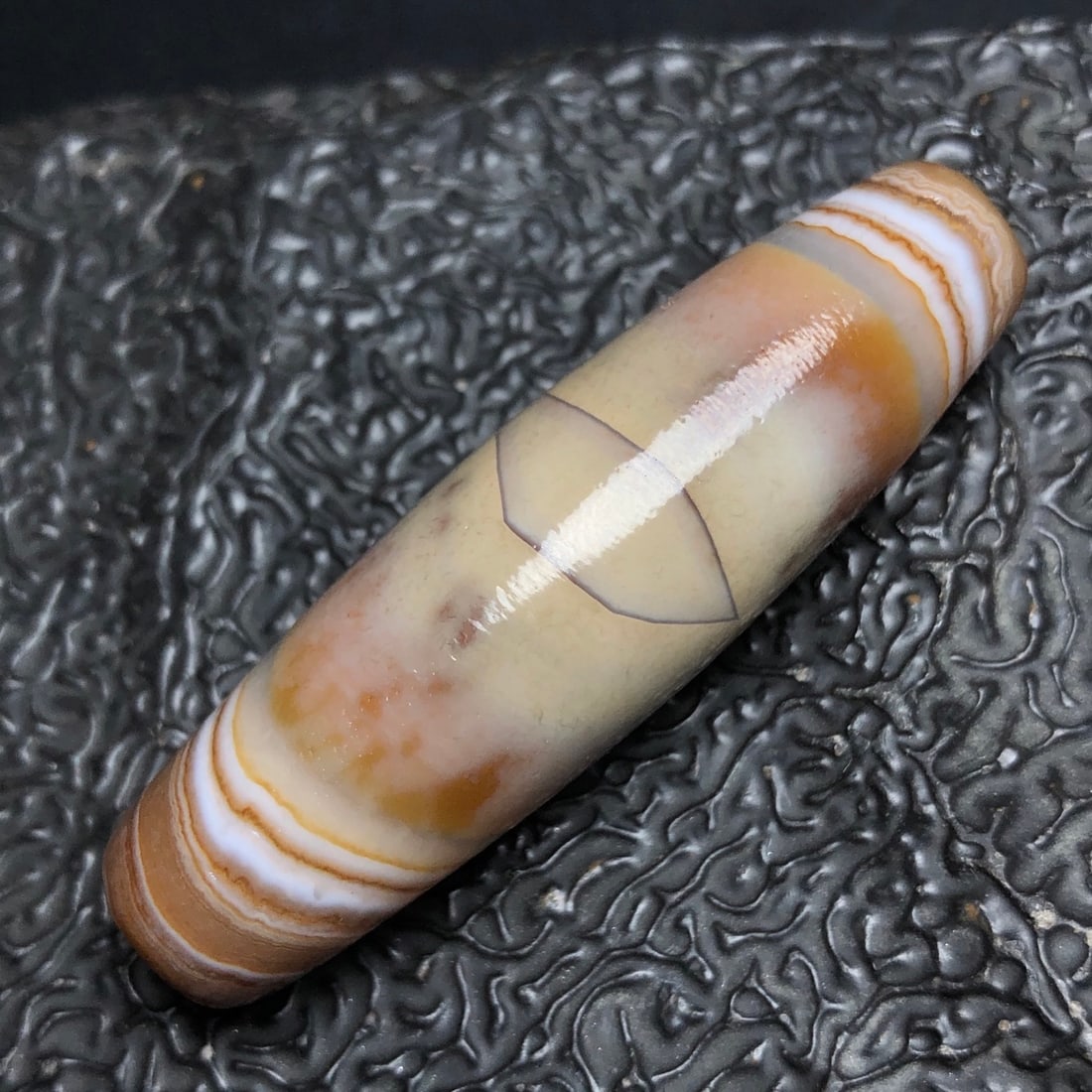 An Exquisite Agate Dzi bead: An Exquisite Agate Dzi bead,Qing Dynasty, China,Size:2.1inx0.6in,Weight:19g 玛瑙天珠,中国清代