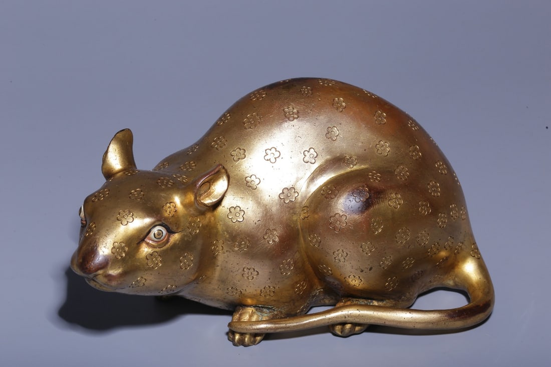 An Exquisite Gilt Bronze Flower Pattern Rat Ornament: An Exquisite Gilt Bronze Flower Pattern Rat Ornament,Qing Dynasty, China,Size:3.9inx7.1inx4.3in,Weight:1322g 铜鎏金花卉纹鼠摆件,中国&#