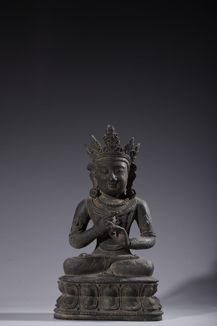 An Exquisite Coppery Buddha statue Ornament: An Exquisite Coppery Buddha statue Ornament,Ming Dynasty, China,Size:8.5inx4.7inx3.3in,Weight:1580g 紫铜佛像摆件,中国明代