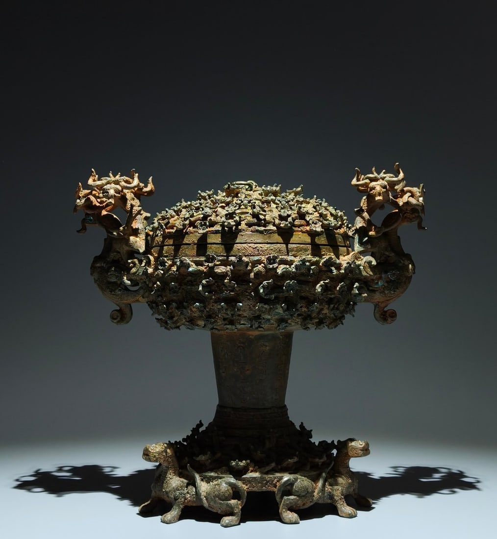 An Exquisite Bronze Dragon Pattern Beast-legs Jar: An Exquisite Bronze Dragon Pattern Beast-legs Jar,Han Dynasty, China,Size:12.2inx13inx7.9in 青铜龙纹兽足罐,中国汉代