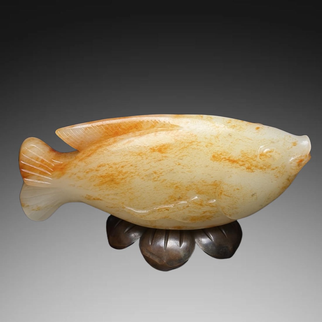 An Exquisite Hotan Jade Fish Ornament: An Exquisite Hotan Jade Fish Ornament,Han Dynasty, China,Size:4.4inx1.8inx1.3in,Weight:217g 和田玉鱼摆件,中国汉代