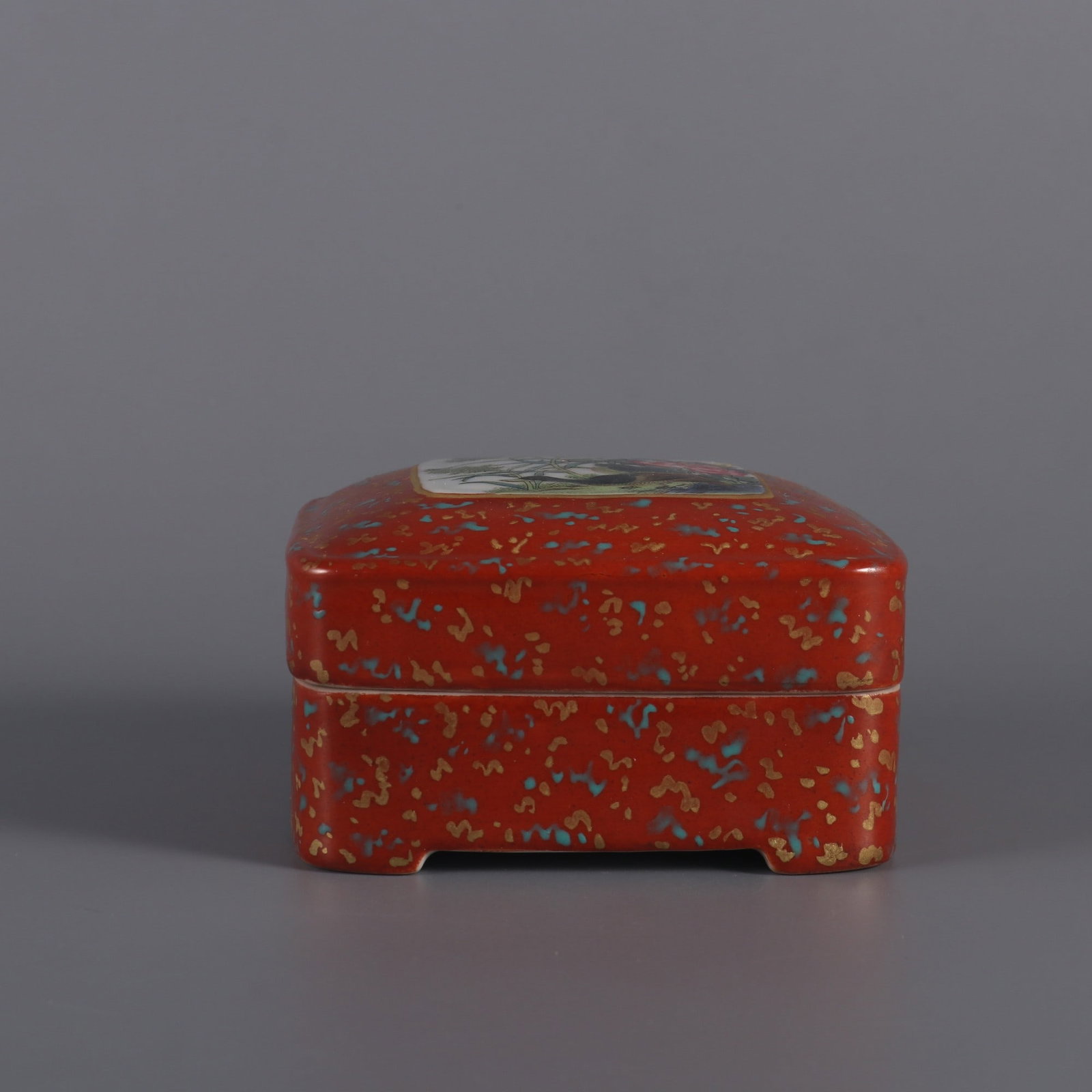 An Exquisite Famille-Rose Flower and Bird Pattern Box: An Exquisite Famille-Rose Flower and Bird Pattern Box,Qing Dynasty, China,Qianlong Six-character Mark,Size:2.2inx3.7in 粉彩花鸟纹盒,中国清代