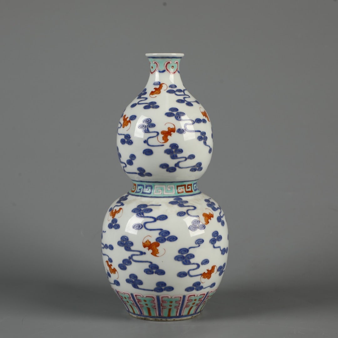 An Exquisite Blue and White Bat Pattern Gourd Vase: An Exquisite Blue and White Bat Pattern Gourd Vase,Qing Dynasty, China,With Mark,Size:9.6inx4.5in 青花蝙蝠纹葫芦瓶,中国清代,
