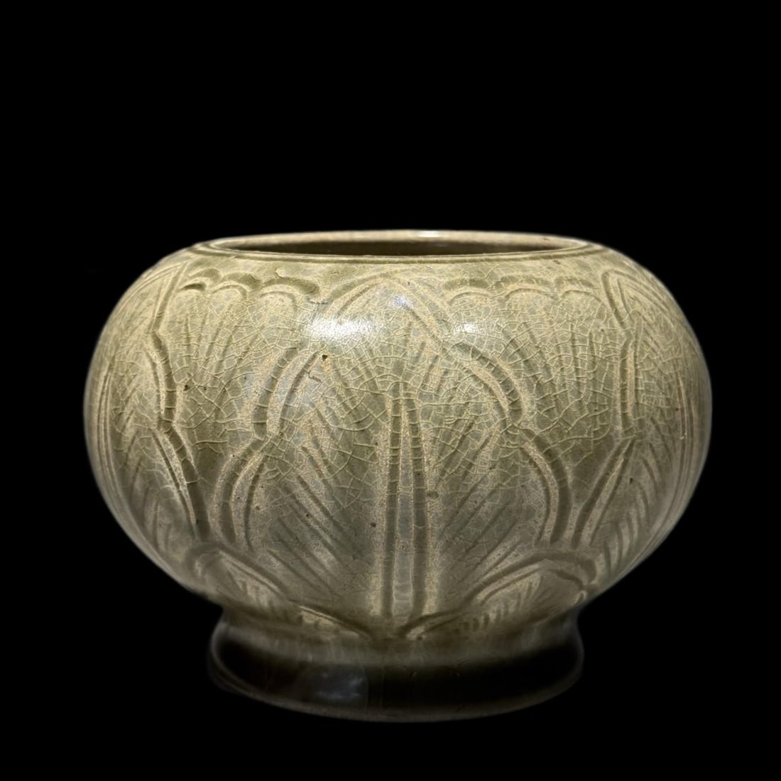 An Exquisite Yue Kiln Celadon Banana Leaf Pattern Water Pot: An Exquisite Yue Kiln Celadon Banana Leaf Pattern Water Pot,Song Dynasty, China,Size:4.5inx3.1in 越窑青瓷蕉叶纹水盂,中国宋ߣ